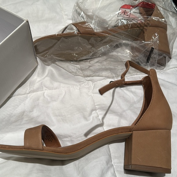 Brand new Steve Madden strap sandel. Neutral color. Very comfor - Picture 2 of 3